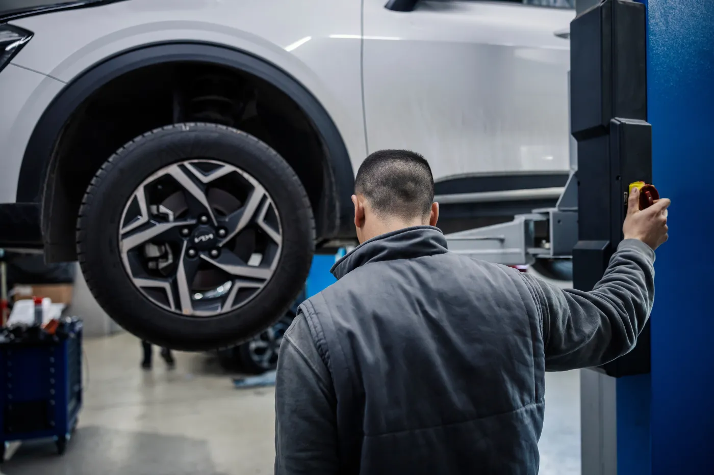 An,Auto,Mechanic,Is,Lifting,Car,On,A,Car,Lift