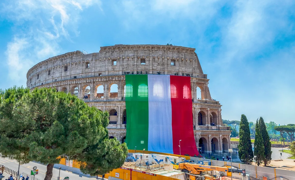 colosseum rzym włochy flaga włoska tricolore dzień republiki święto narodowe włoch święto republiki festa della repubblica 2 czerwca