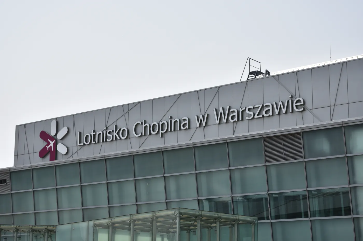 Ukrainiec przyłapany na lotnisku Chopina. Kontrola ujawniła sprzęt, który mógł zagrozić lotom