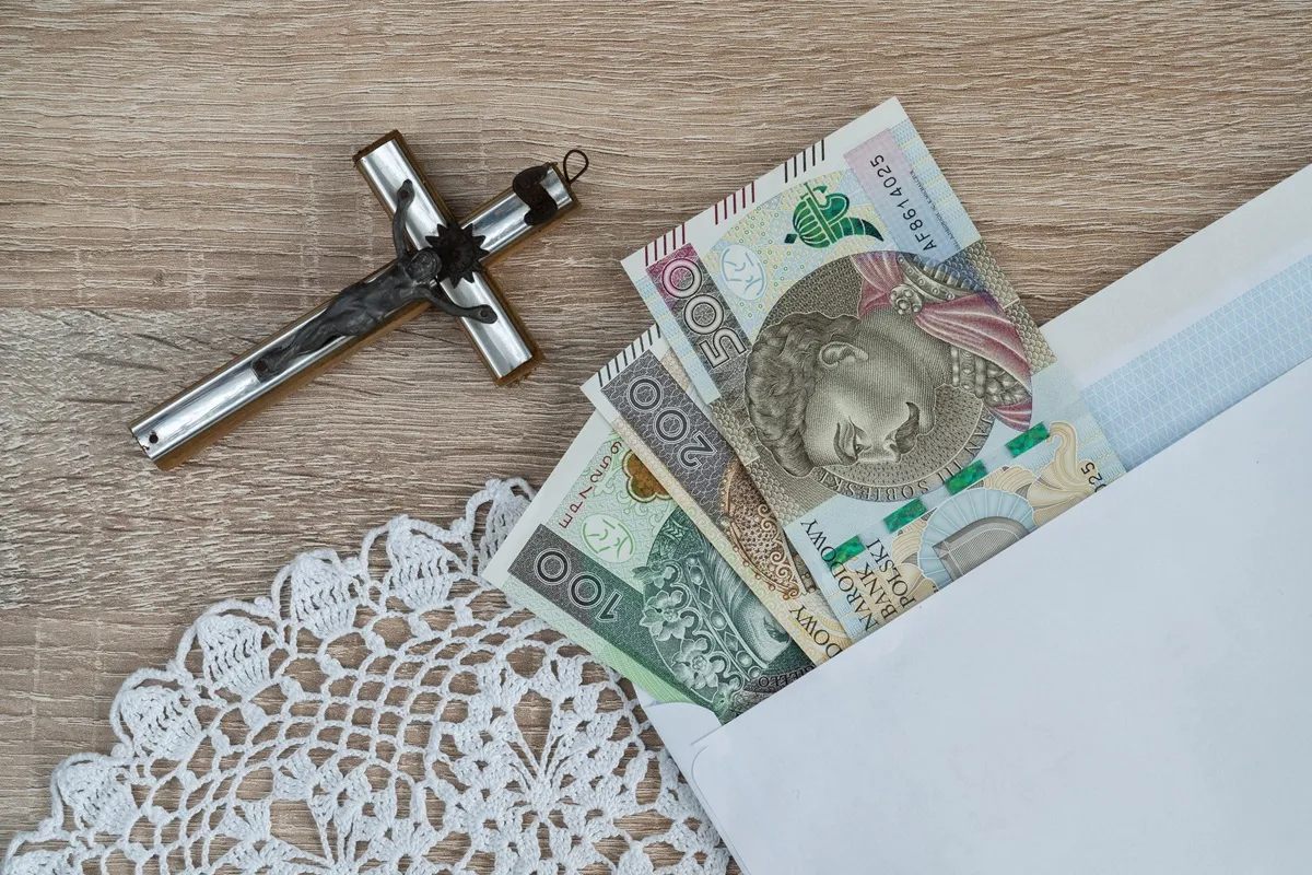 Kolęda 2026. Ile pieniędzy Polacy wkładają do koperty i kto nie daje nic?