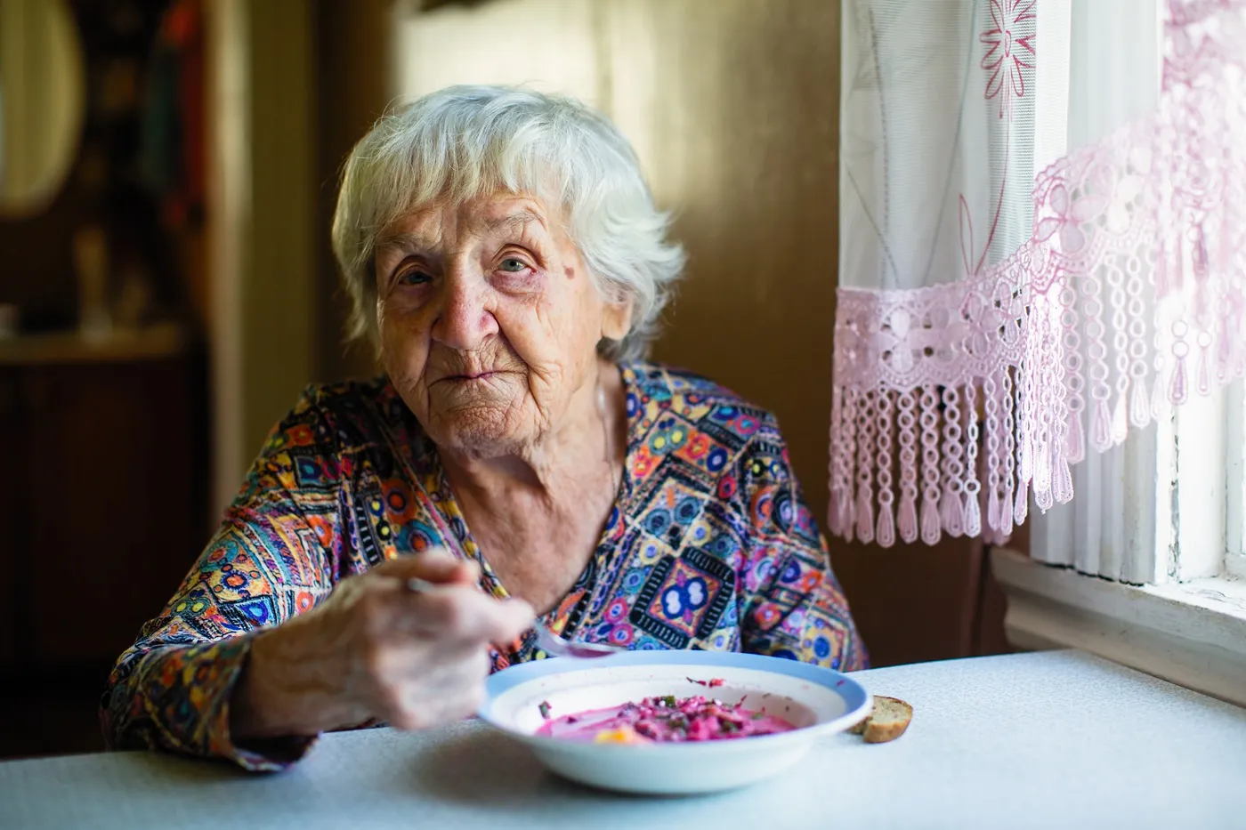 Seniorzy dostaną darmowe obiady z dowozem. Program rusza od czerwca 2026, ale są limity