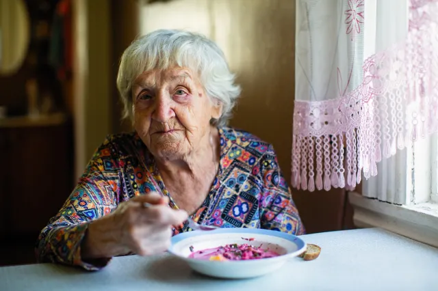 Seniorzy dostaną darmowe obiady z dowozem. Program rusza od czerwca 2026, ale są limity