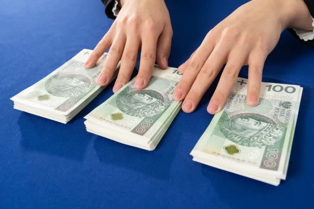 Rząd opóźnia likwidację podatku Belki. Miliony Polaków poczekają dłużej na nowe ulgi