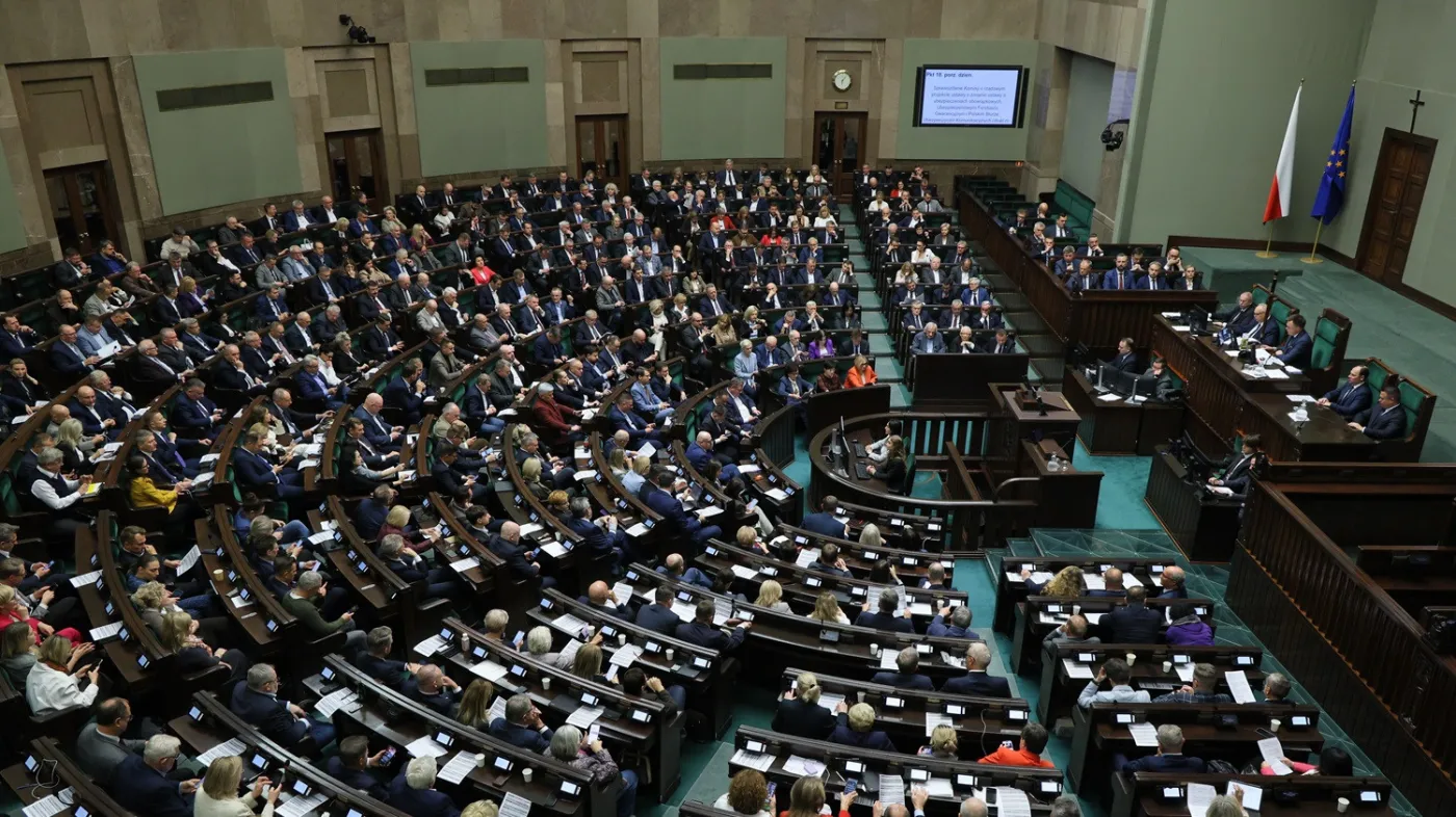 posłowie na sali obrad Sejmu