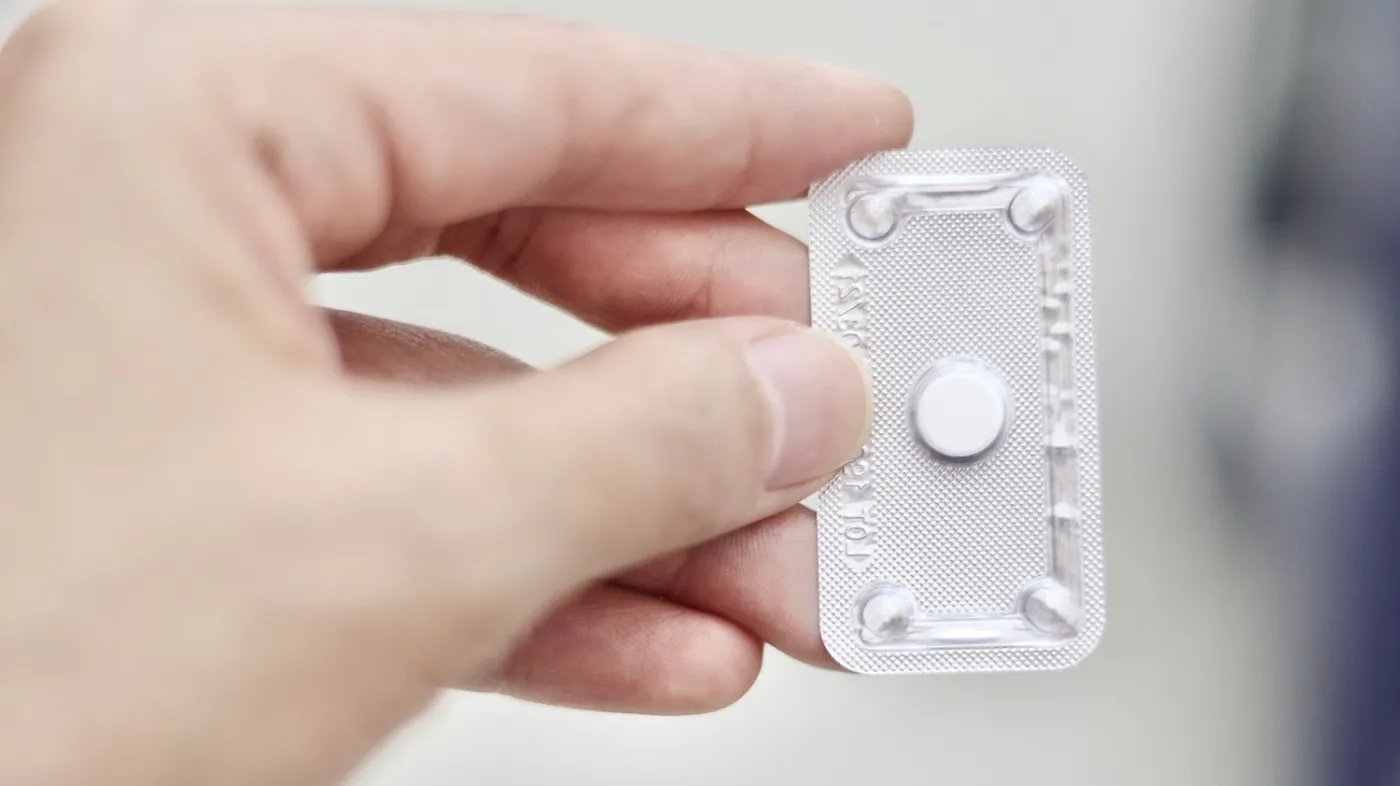Blister z tabletką leku na cholesterol w dłoni. GIF zakazał wprowadzania do obrotu popularnego preparatu