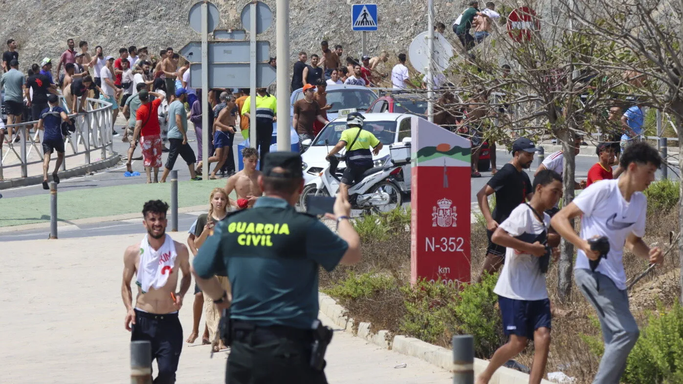 Migranci z Maroka w Ceucie