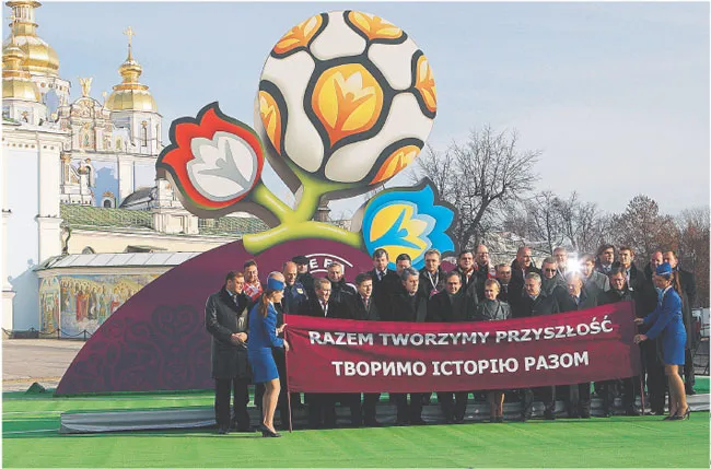 Logo mistrzostw przedstawia kwiaty symbolizujące obydwa kraje i UEFA