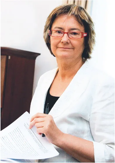 Irena Lipowicz, profesor UKSW w Warszawie, wcześniej posłanka, ambasador, pełnomocnik RP w Austrii oraz przedstawiciel MSZ ds. stosunków polsko-niemieckich, członek Komitetu Nauk Prawnych PAN