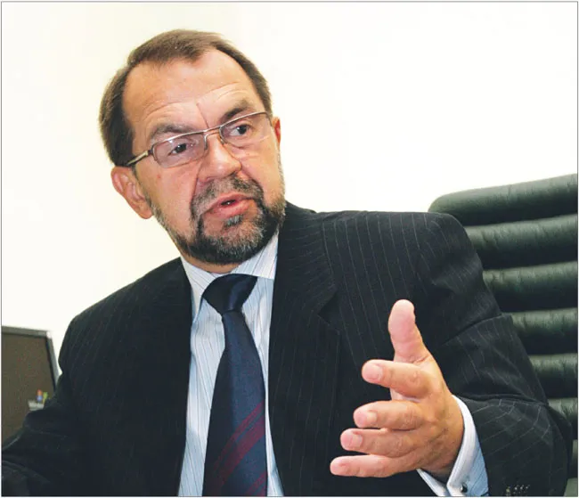 Profesor Krzysztof Rączka dziekan Wydziału Prawa i Administracji Uniwersytetu Warszawskiego, wybitny ekspert prawa pracy