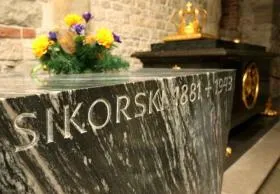Grobowiec gen. Sikorskiego w krypcie św. Leonrada Katedry Wawelskiej