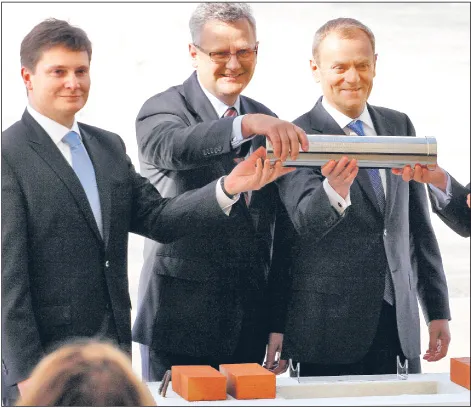 Zbigniew Rapciak, prezes polskiego LNG, minister skarbu Aleksander Grad, premier Donald Tusk w Świnoujściu