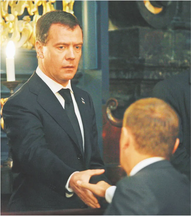 Donald Tusk i Dmitrij Miedwiediew podczas wczorajszej mszy żałobnej w Krakowie