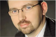 Łukasz Woźniak, menedżer w Dziale Zarządzania Ryzykiem Nadużyć Ernst & Young, CIA, CFE, Certyfikowany Specjalista ds. Przeciwdziałania Praniu Pieniędzy (CAMS) międzynarodowej organizacji ACAMS