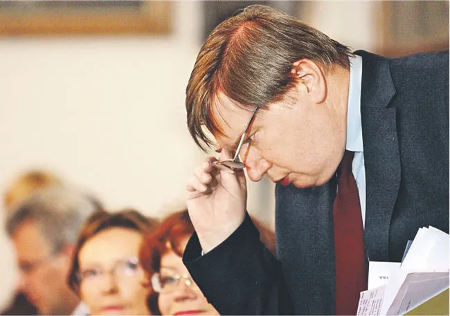 Minister Miller przypatruje się kontraktom zawartym za czasów Grzegorza Schetyny