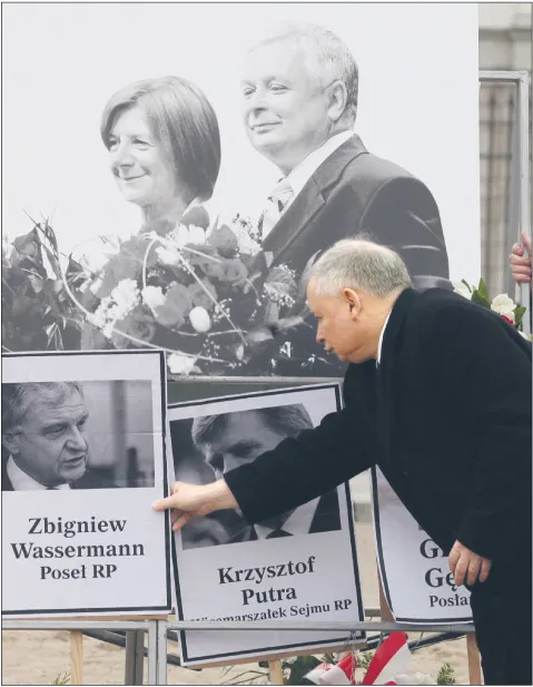Przed pałacem prezydenckim ustawiono zdjęcia ofiar katastrofy. Prezes PiS Jarosław Kaczyński złożył pod nimi wieniec