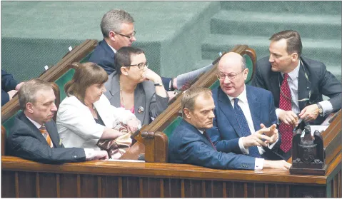 Rząd chwali się obniżeniem deficytu. Ale duża część z tych działań to zabieg księgowy z OFE