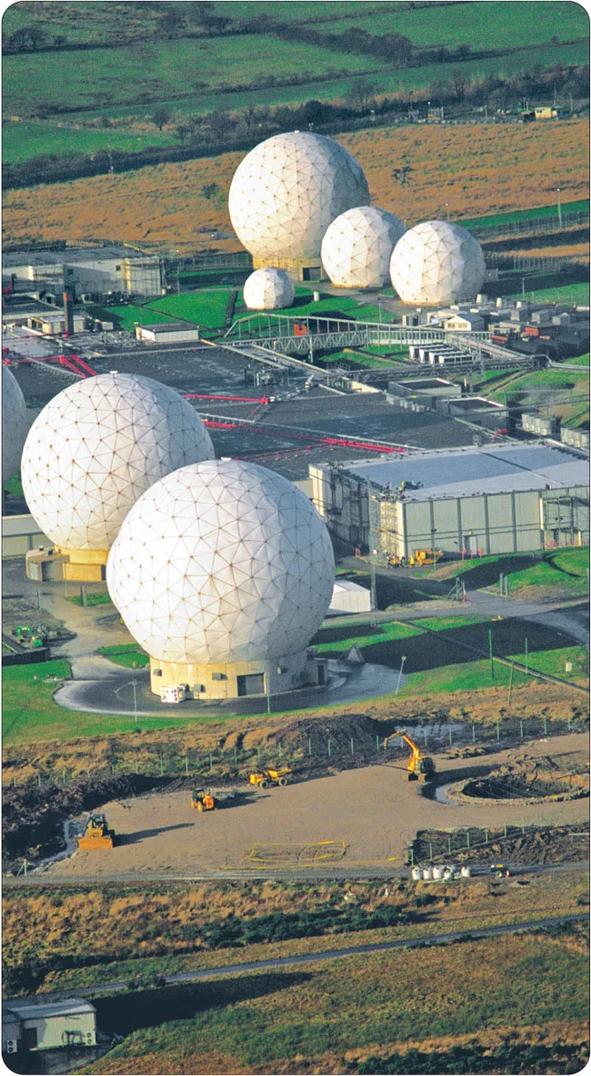 Stacja radarowa w Menwith Hill w Wielkiej Brytanii to jeden z najważniejszych węzłów sieci Echelon. Dzieki 30 wielkim antenom amerykańskie służby specjalne mogą inwigilować całą Europę