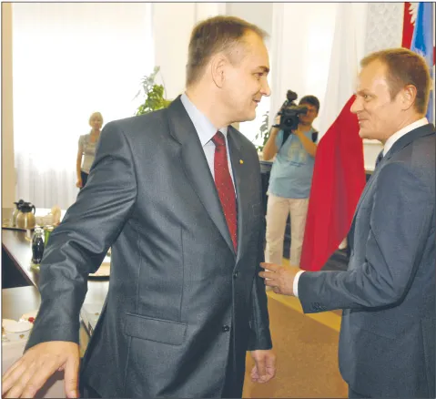 Waldemar Pawlak i Donald Tusk uzgodnili, że kredytobiorcy będą mogli spłacać pożyczki w walucie, w której się zadłużyli