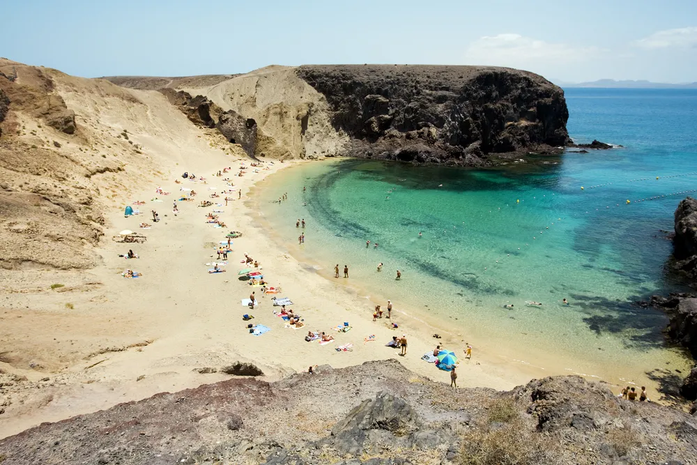 955238-plaza-papagayo-na-lanzarote.jpg