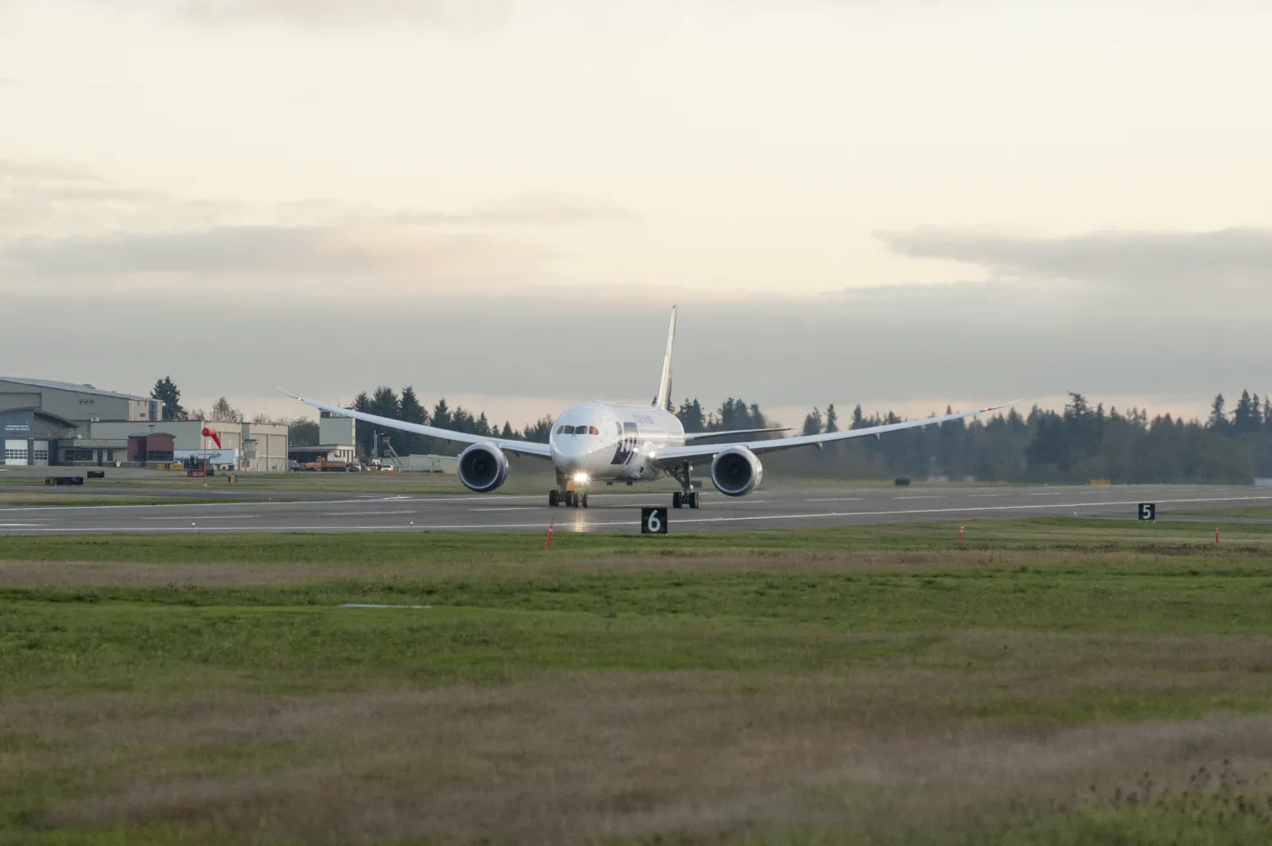 1095962-20121114-lot-787-takeoff01.jpg