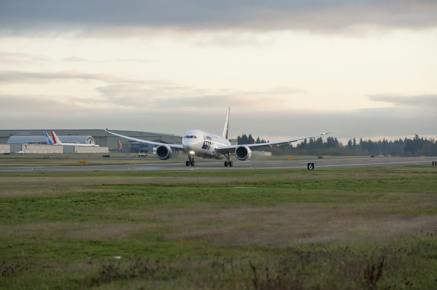 1095978-20121114-lot-787-takeoff02.jpg