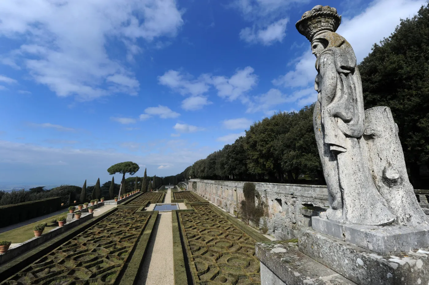 1227238-ogrod-w-castel-gandolfo.jpg