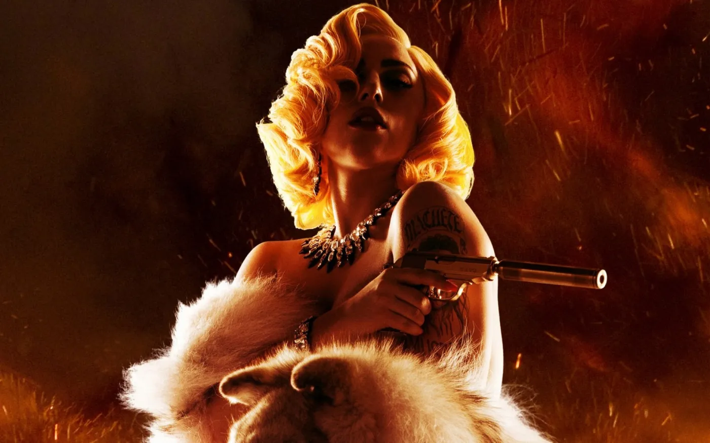 1626205-maczeta-zabija-lady-gaga.jpg