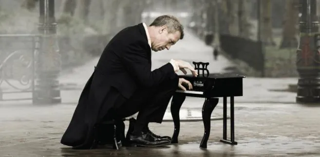 Hugh Laurie w Sali Kongresowej - Pan doktor gra bluesa