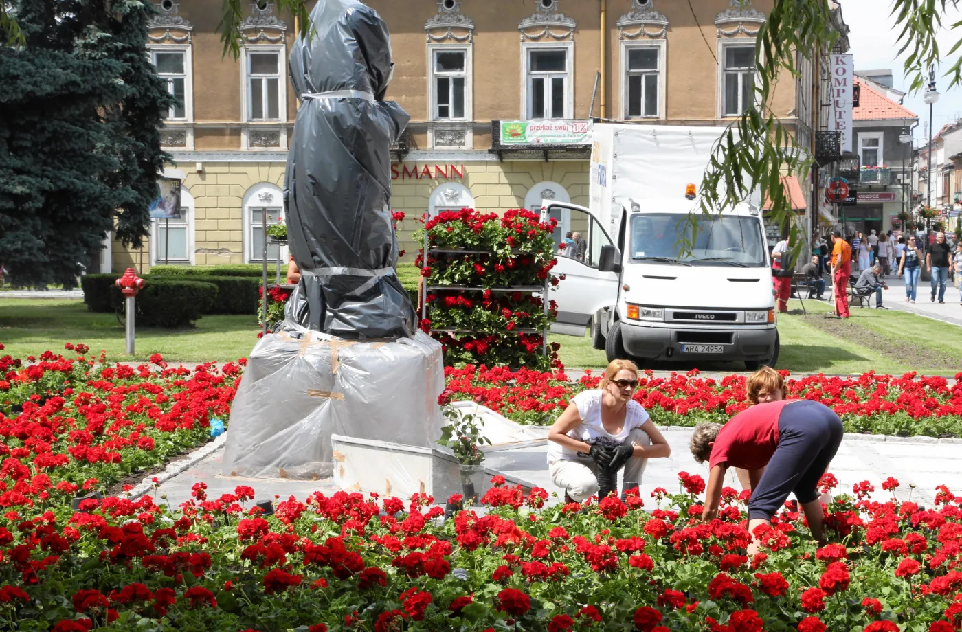 Awantura przed pomnikiem Marii i Lecha Kaczyńskich w Radomiu
