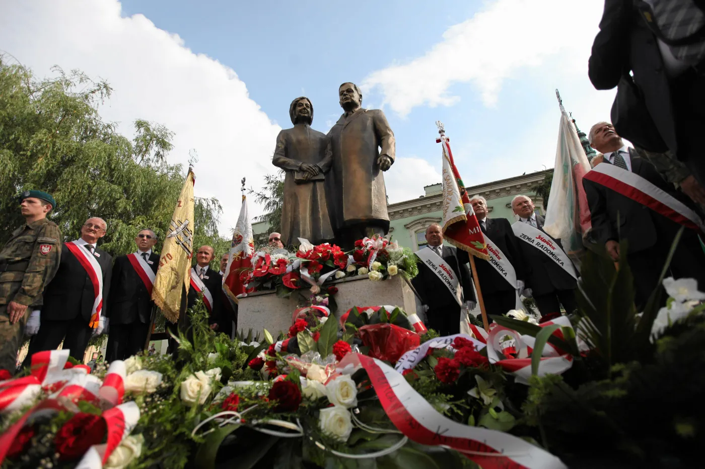 1379024-pomnik-lech-kaczynski-jpg.jpg