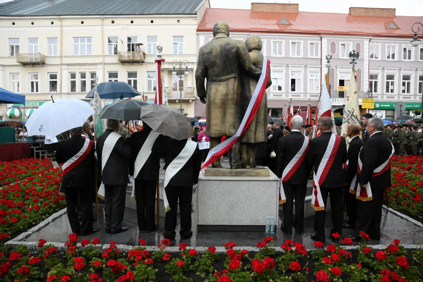 1379124-pomnik-kaczynski-lech-jpg.jpg