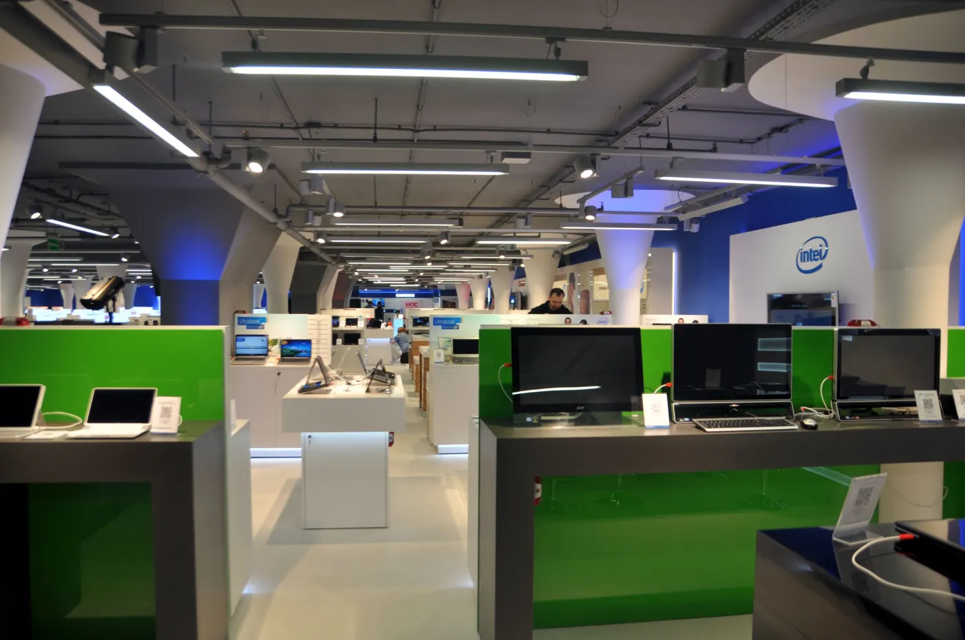 Komputronik rzuca rękawicę marketom. Zakupy zrobisz z tabletem w ręku