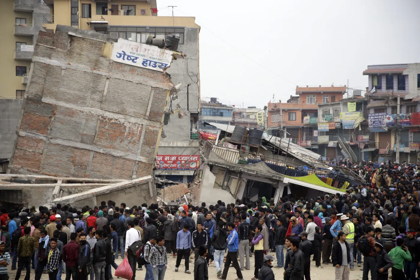 Trzęsienie ziemi w Nepalu: Pierwsi polscy ratownicy dotarli do Katmandu