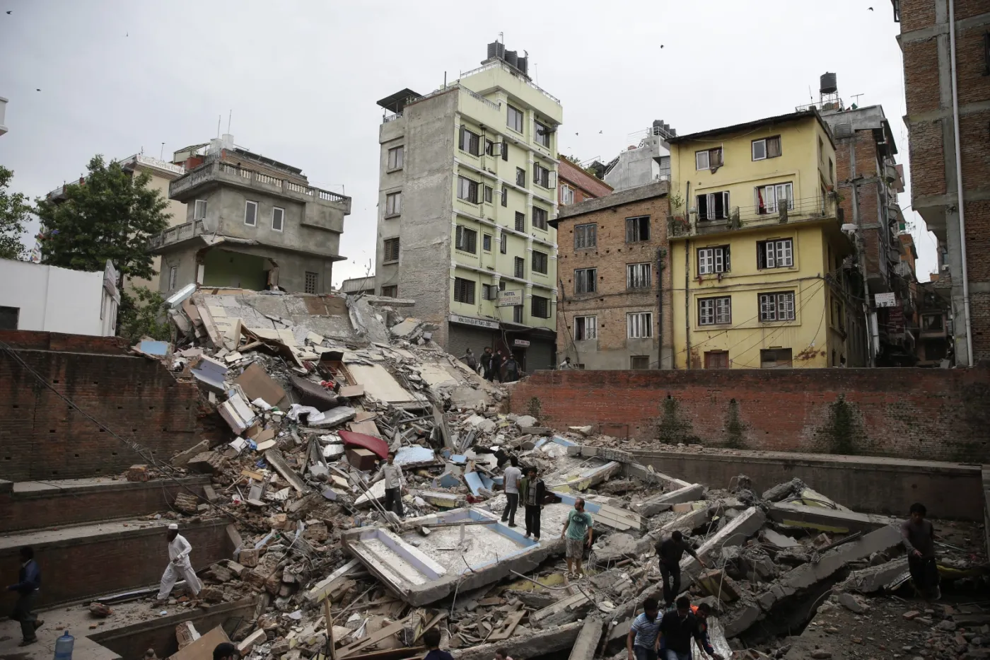 81 polskich strażaków dotarło do Katmandu. Były problemy podczas lądowania