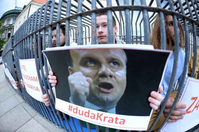 "Klatki dla Polaków": Młodzieżówka PO protestuje przed pałacem prezydenckim