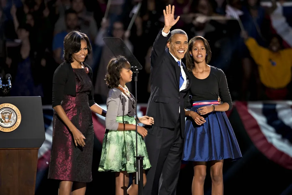 Chicago, Illinois (USA). Prezydent Barack Obama z rodziną w trakcie wieczoru wyborczego.