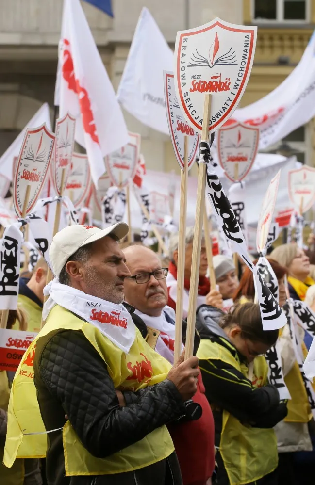 Manifestacja ZNP i oświatowej Solidarności [ZOBACZ ZDJĘCIA]