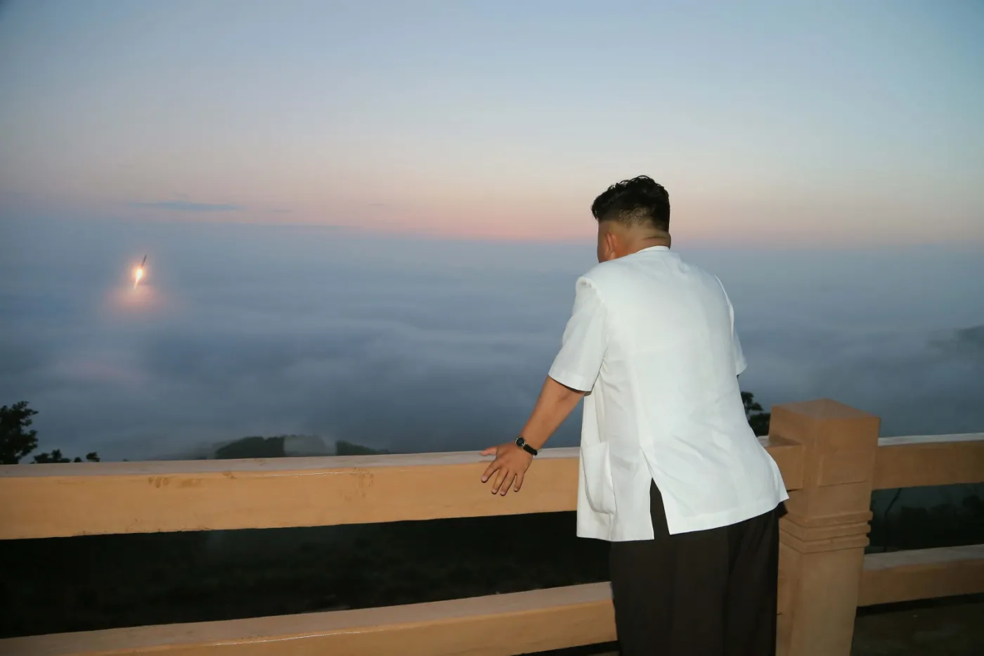 Korea Północna łączy apele o pokój z odpalaniem kolejnych rakiet krótkiego zasięgu  EPA/KCNA/PAP