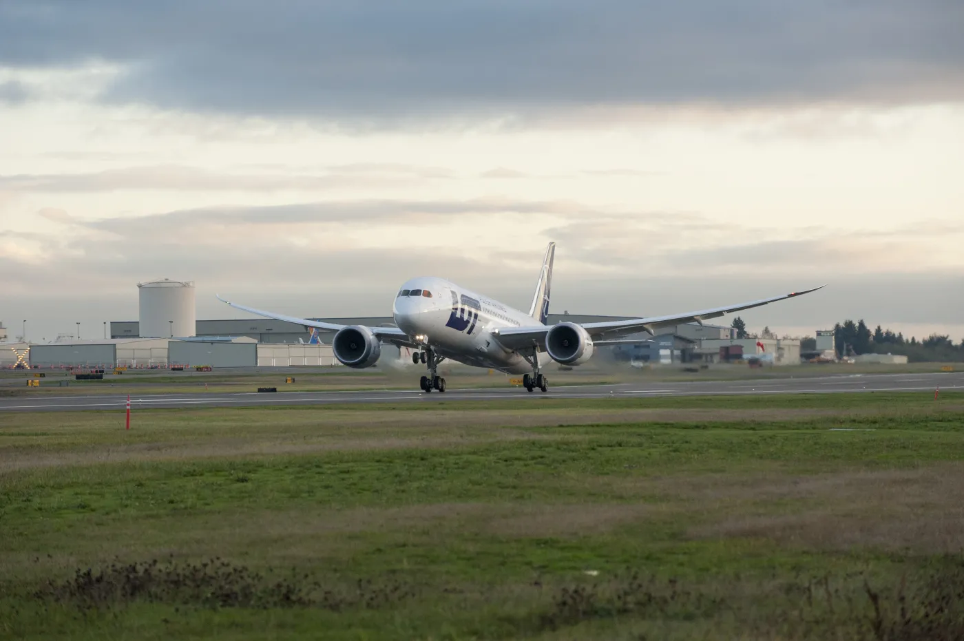 1095994-20121114-lot-787-takeoff03.jpg