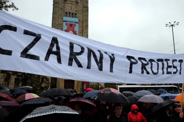 Czy urzędnicy powinni brać udział w "czarnym proteście"? "Urząd to nie miejsce na politykę"