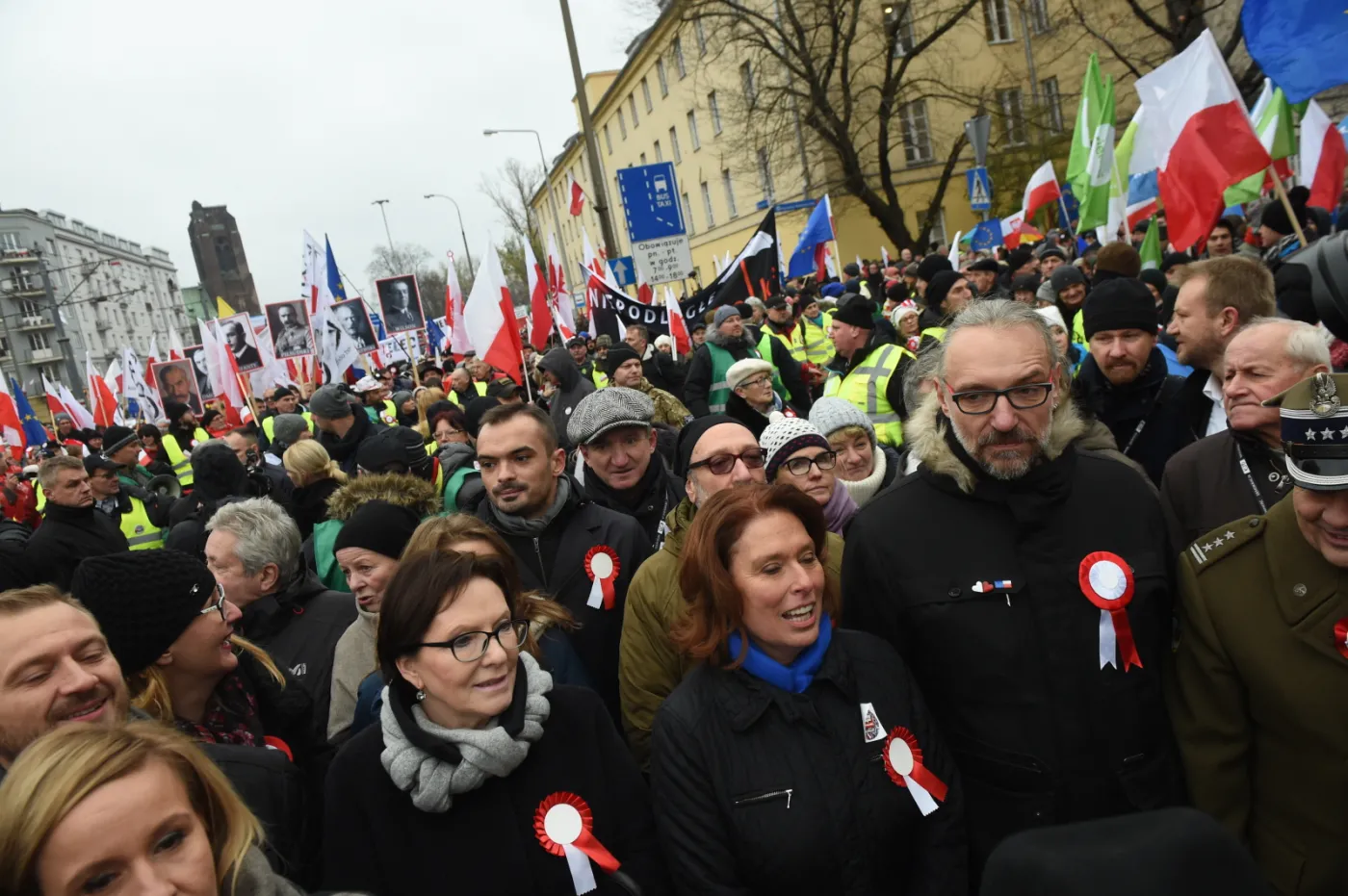 "Radośnie, spokojnie i rodzinnie". Marsz "KOD Niepodległości" w Warszawie