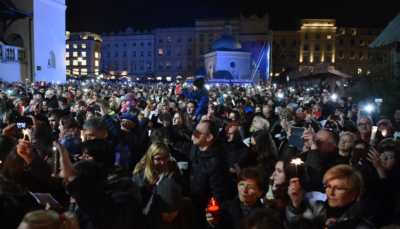 Krakowianie pożegnali Cohena. Na Rynku zaśpiewali"Hallelujah"