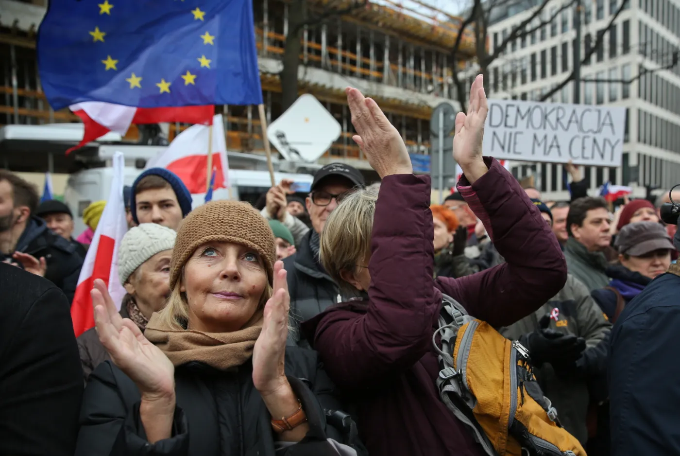 2402501-manifestacja-kod-warszawa.jpg