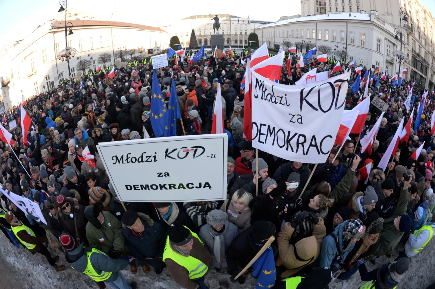 Polska w ruinie: Obrońcy demokracji wchodzą w buty moherów [FELIETON]