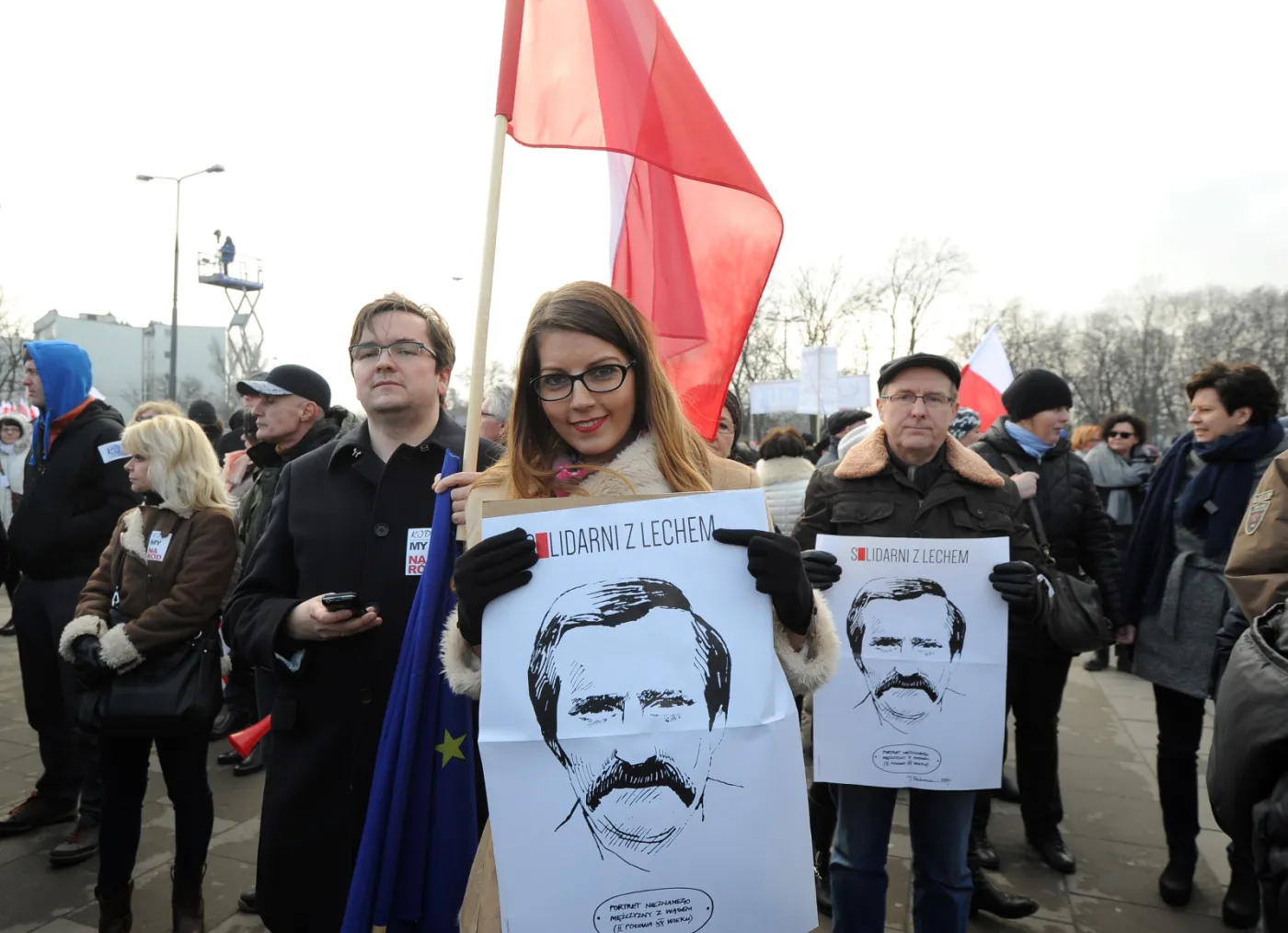 Demonstracja KOD-u: Uczestnicy ze zdjęciami Wałęsy i naklejkami "Jestem Bolkiem"