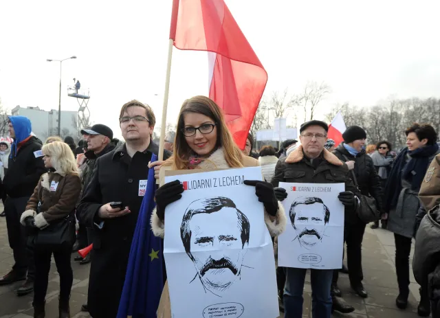 Demonstracja KOD-u: Uczestnicy ze zdjęciami Wałęsy i naklejkami "Jestem Bolkiem"