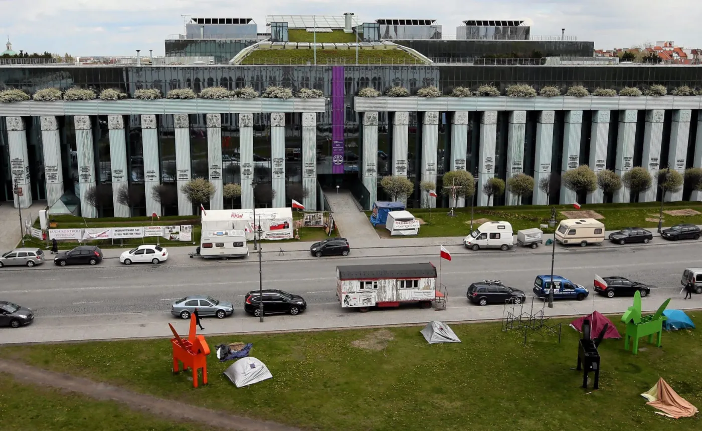 PiS chce usunąć sędziów SN, ale nadal będzie im płacić