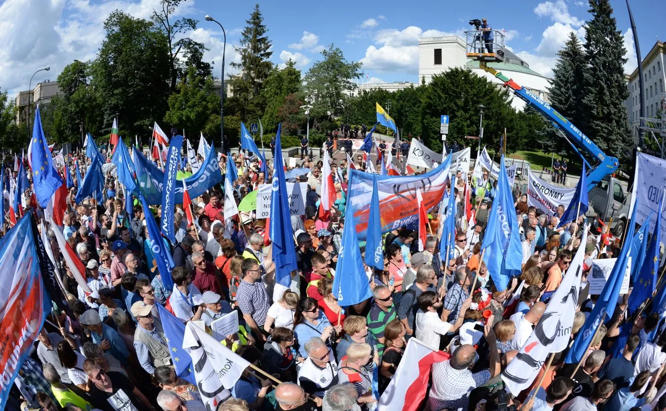 Przed Sejmem trwa protest przeciw planom zmian w sądownictwie