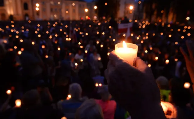 Tysiące świec przed Sądem Najwyższym. "Łańcuch światła" także w innych miastach