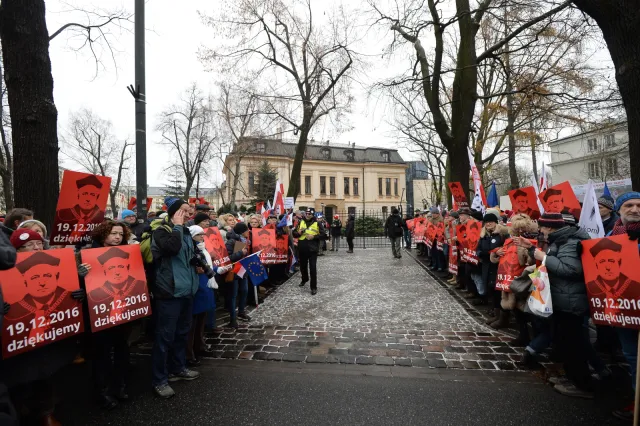 Wiec KOD przed Trybunałem Konstytucyjnym na koniec kadencji prezesa Rzeplińskiego